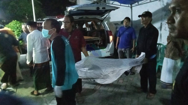 Mayat Tegar Dwi Prasetya bin Chandra Prasetya, saat tiba di rumah duka di Desa Tikusan RT 007 RW 003, Kecamatan Kapas, Kabupaten Bojonegoro. Minggu (05/11/2023) (Aset: Istimewa)