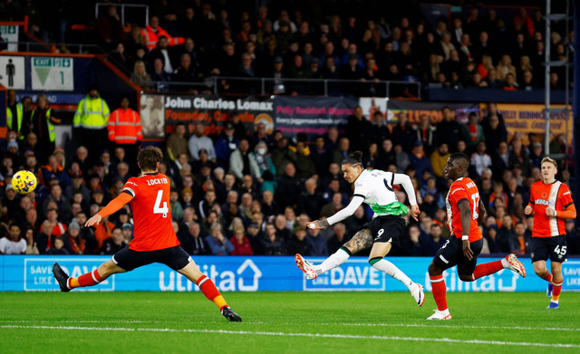 Pemain Liverpool Darwin Nunez menendang bola ke arah gawang Luton Town pada pertandingan Liga Inggris di Kenilworth Road, Luton, Inggris, Minggu (5/11/2023). Foto: Peter Cziborra/REUTERS