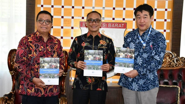 Pertemuan antara Tenaga Ahli JICA Shintani Nouyuki dengan Penjabat Gubernur Sulbar Zudan Arif Fakrulloh dan Sekda Sulbar Muhammad Idris. Foto: Dok. Humas Pemprov Sulbar