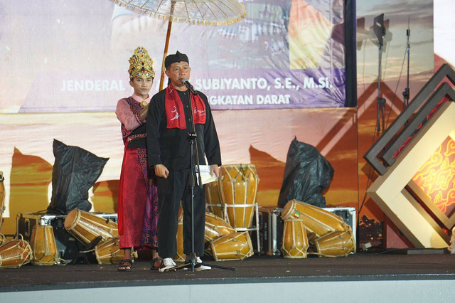 KSAD Agus Subiyanto di panggung hiburan rakyat di Pangandaran, Minggu (5/11/2023) malam. Foto: TNI AD