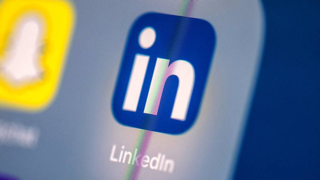 Ilustrasi cara menambahkan sertifikat di LinkedIn. Foto: MARTIN BUREAU/AFP