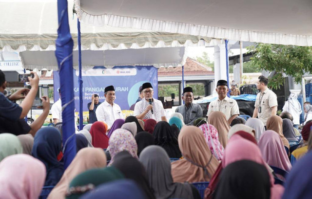 Menteri Perdagangan (Mendag) Zulkifli Hasan menyapa santri Pondok Modern Arrisalah Program Internasional di Bakalan, Gundik, Ponorogo, Jawa Timur, Minggu (5/11). dok. Jule/ kumparan