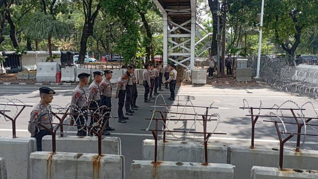 Penjagaan aksi demontrasi dari Aksi 612 Kepung Mahkamah Konstitusi di depan Patung Kuda, Jakarta Pusat, Senin (6/11/2023). Foto: Fadlan/kumparan