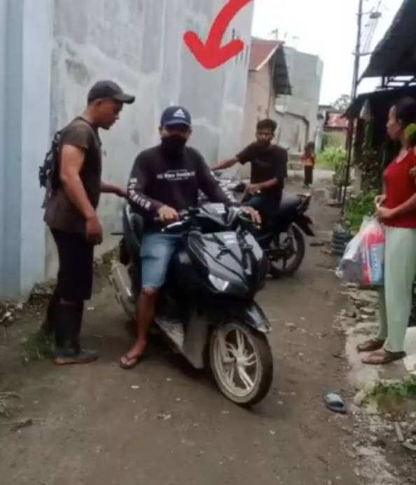 Pria yang bawa mayat perempuan di motor. Dok: Ist.
