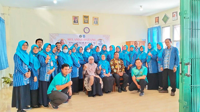 Kepala sekolah bersama Bapak Ibu Guru dan karyawan/i foto bersama dengan tim asesor BAN S/M