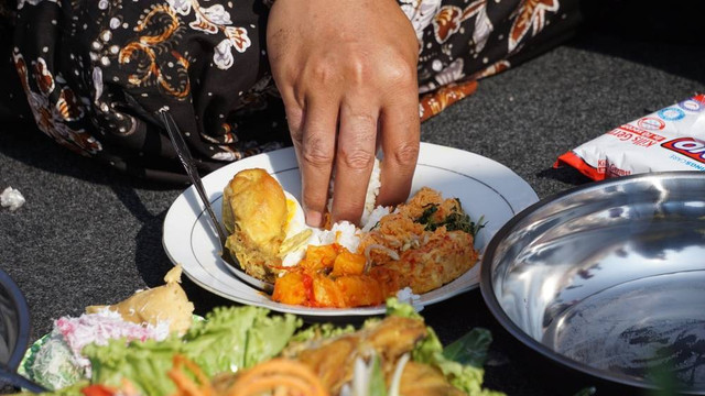 Ilustrasi makan pakai tangan. Foto: Shutterstock