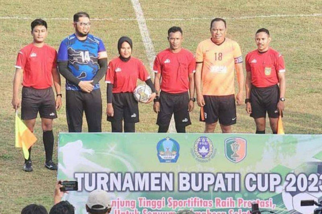 Bupati Halsel, Usman Sidik sebelum meninggal dunia, dipercayakan sebagai capten kesebelasan dengan menggunakan nomor punggung 18 memperkuat PWI Kabupaten Halsel. Foto: HO/Kominfo Halsel/Abdul Fatah
