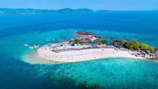 Ilustrasi pulau liburan. Sumber foto : https://www.istockphoto.com/id/foto/pantai-tropis-di-pulau-koh-khai-dekat-koh-yao-yai-thailand-gm1475479026-504967005?phrase=Pulau%20