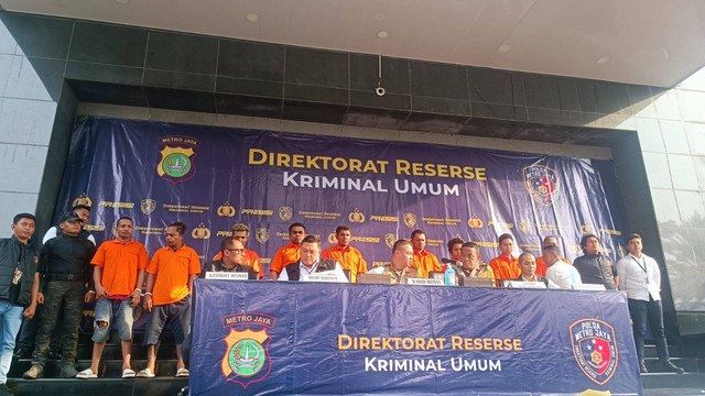 Polda Metro Jaya menampilkan 9 orang dari 11 tersangka dari kelompok John Kei vs Nus Kei yang terlibat, buntut penembakan di Bekasi. Foto: Thomas Bosco/kumparan