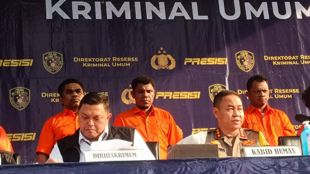 Polda Metro Jaya menampilkan 9 orang dari 11 tersangka dari kelompok John Kei vs Nus Kei yang terlibat, buntut penembakan di Bekasi. Foto: Thomas Bosco/kumparan