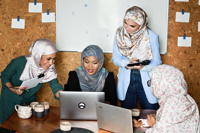 Ilustrasi pelaksanaan syirkah mufawadhah yang dilakukan beberapa wanita muslim. Foto: Pexels