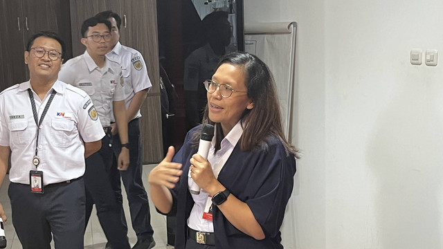 Vice President Corporate Secretary KCI Anne Purba dalam konferensi pers di Kantor KCI, Jakarta Pusat pada Senin (6/11).
 Foto:  Widya Islamiati/kumparan