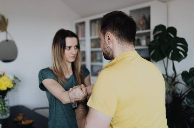 Ilustrasi perbedaan playing victim dan manipulatif, sumber foto: Karolina Grabowska by pexels.com