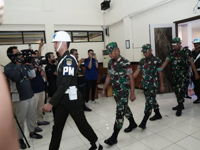 Terdakwa prajurit TNI menjalani sidang kasus pembunuhan Imam Masykur, Senin (6/11). Foto: Dok. Puspen TNI