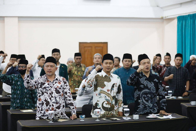 Relawan Jaringan Ganjar Nusantara (JAGA-NU) menggelar deklarasi dukungan ke Ganjar-Mahfud di Hotel Puri Khatulistiwa, Jalan Raya Jatinangor, Cibeusi, Kecamatan Jatinangor, Kabupaten Sumedang, Jabar, Senin (6/11/2023). Foto: Dok. Istimewa
