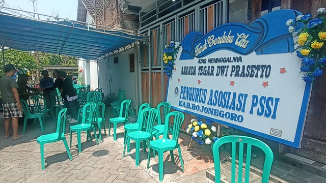Suasana rumah duka almarhum Tegar Dwi Prasetya bin Chandra Prasetya, di Desa Tikusan, Kecamatan Kapas, Kabupaten Bojonegoro. Senin (06/11/2023). (Aset: Istimewa)