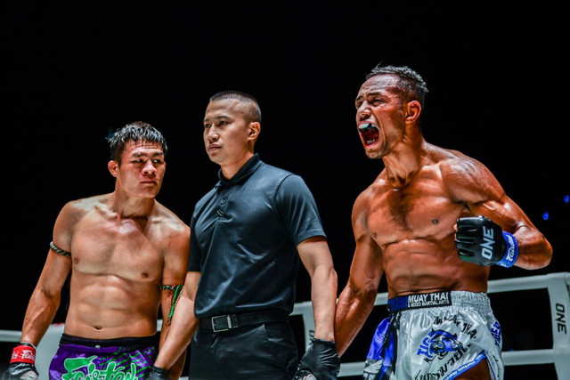 Felipe Lobo (kanan) merayakan kemenangan usai mengalahkan Saemapetch Fairtex (kanan). Foto: ONE Championship