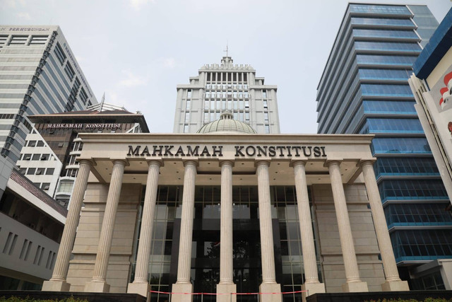 Suasana gedung Mahkamah konstitusi (MK) di jalan Medan Merdeka Barat, Jakarta Pusat jelang sidang pembacaan putusan MKMK, Selasa (7/11/2023). Foto: Aditia Noviansyah/kumparan