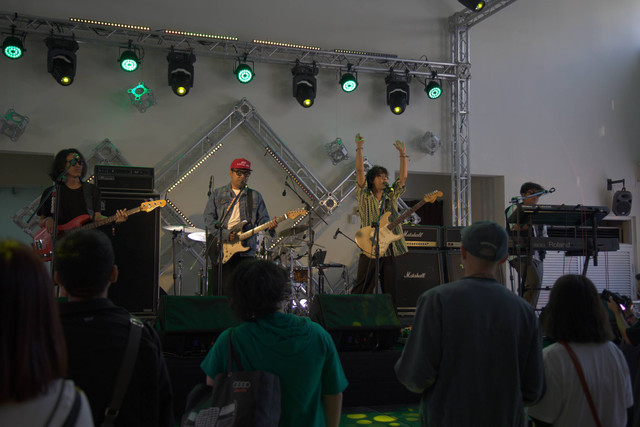 Coldiac dan Jevin Julian tampil di LUCfest 2023 di Taiwan. Foto: Warner Music Indonesia