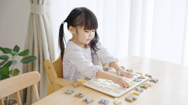Ilustrasi anak bermain puzzle. Foto: polkadot_photo/Shutterstock