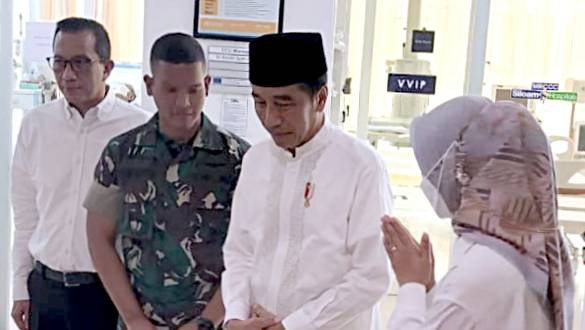 Presiden Jokowi menjenguk Doni Monardo di RS Siloam. Foto: Biro Pers Sekretariat Presiden