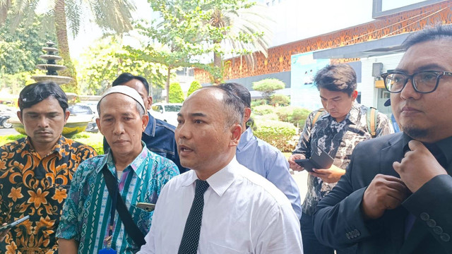 Kuasa hukum eks karyawan perusahaan milik Dermawan Salihin (ketiga dari kiri), ayah Mirna Salihin korban kopi sianida, mendampingi kliennya buat laporan polisi di Polda Metro Jaya, Selasa (7/11/2023). Foto: Thomas Bosco/kumparan