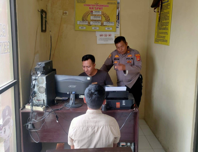 Dukun palsu yang diamankan polisi. | Foto: Dok Polres Lampung Timur
