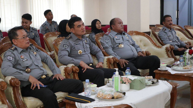 Kalapas dan Pejabat Struktural Lapas Semarang mengikuti Webinar secara daring di Aula Merdeka (dokumentasi Lapas)