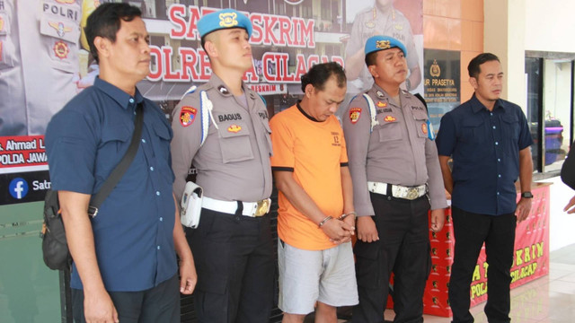 Dukun cabul asal Cilacap, Mbah Supri (42) saat digelendang di kabtor polisi. Foto: Dok. Istimewa