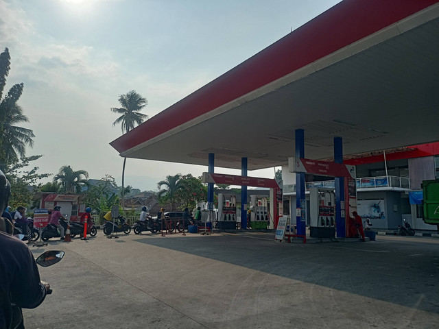 Salah satu SPBU yang berada di Jalan Wolter Monginsidi, Bandar Lampung yang akan dijadikan sampel pendataan kendaraan nunggak pajak. | Foto : Galih Prihantoro/ Lampung Geh