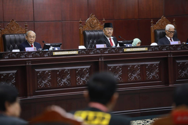 Ketua Majelis Kehormatan Mahkamah Konstitusi, Jimly Asshiddiqie (tengah), Wahiduddin Adams (kiri), Bintan R. Saragih (kanan) saat menggelar sidang pembacaan putusan MKMK, pada Selasa (7/11/2023). Foto: Aditia Noviansyah/ kumparan