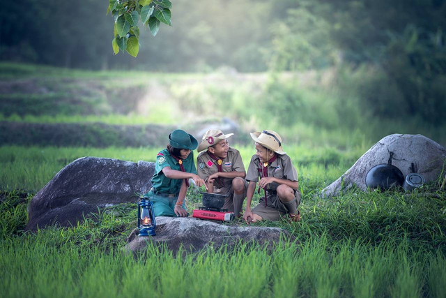 Ilustrasi anggota pramuka yang mengenakan baju berwarna cokelat. Foto: PIxabay