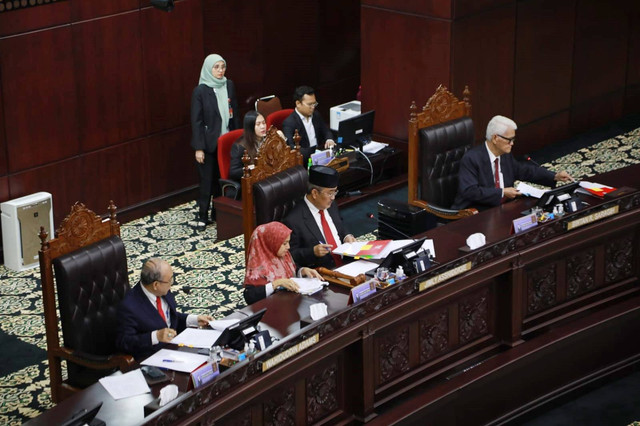 Ketua Majelis Kehormatan Mahkamah Konstitusi, Jimly Asshiddiqie (tengah), Wahiduddin Adams (kiri), Bintan R. Saragih (kanan) saat menggelar sidang pembacaan putusan MKMK, pada Selasa (7/11/2023). Foto: Aditia Noviansyah/ kumparan