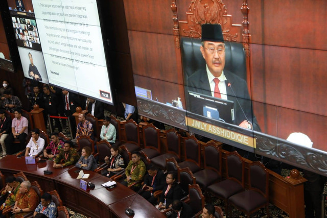 Ketua Majelis Kehormatan Mahkamah Konstitusi, Jimly Asshiddiqie saat menggelar sidang pembacaan putusan MKMK, pada Selasa (7/11/2023). Foto: Aditia Noviansyah/ kumparan