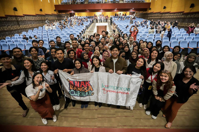 Keseruan acara kumparan Anak Bangsa Curhat di Universitas Airlangga, Surabaya, Jawa Timur, pada Selasa (7/11/2023).
 Foto: Jamal Ramadhan/kumparan