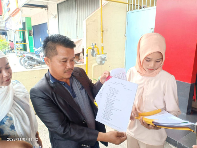 Kuasa hukum jaringan Kantor Berita RMOL, dalam perkara somasi pemberitaan terkait pelanggaran lingkungan RMKE, Anto Astari, saat memperlihatkan data, Foto : Istimewa