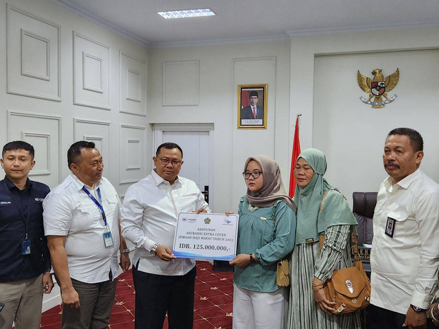 Penyerahan asuransi ekstra cover kepada 12 jemaah Indonesia yang wafat pada penyelenggaraan ibadah haji 1444 H/2023 M saat berada dalam penerbangan. Foto: Kemenag RI