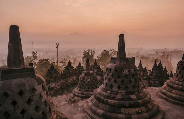 Ilustrasi Deskripsikan Perbedaan Fungsi Candi dalam Agama Hindu dan Agama Buddha    Sumber Unsplash/Steffen B.