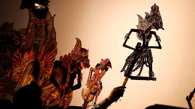 Dalang Ki Kukuh Bayu Aji memainkan wayang kulit dengan lakon Senopati Pinilih saat perayaan Hari Wayang Nasional di Gedung Pewayangan Kautaman, TMII, Jakarta, Selasa (7/11/2023) malam. Foto: Asprilla Dwi Adha/Antara Foto