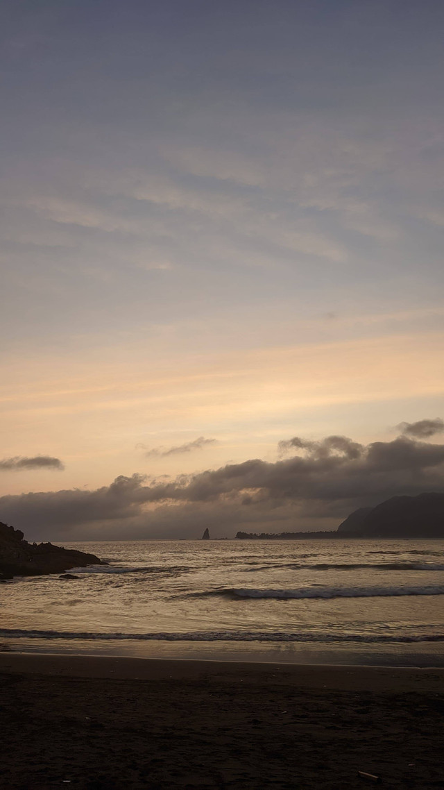 (Sumber: Foto Pribadi)Foto Sunset Pantai Payangan, di tengah gambar terlihat batu kerucut, batu tersebut jika dilihat dari atas akan membentuk LOVE.