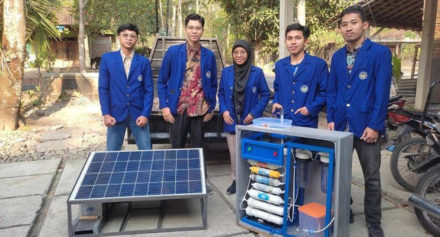 Mahasiswa UNY ubah air laut jadi air minum. Foto: UNY