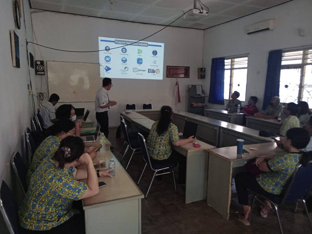 Foto perkenalan Erklika kepada guru sekolah. Dok pribadi (M Yahya Anshari).