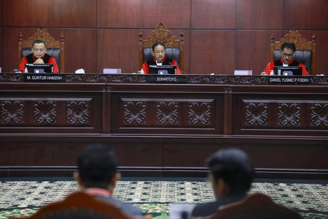 Pemohon Brahma Aryana mahasiswa Fakultas Hukum Universitas Nahdlatul Ulama Indonesia (kanan) bersama kuasa hukumnya tiba di gedung MKRI, Jakarta, Rabu (8/11/2023). Foto: Aditia Noviansyah/kumparan