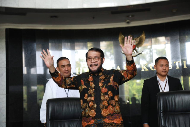 Hakim MK Anwar Usman menggelar konferensi pers setelah dicopot dari Ketua MK setelah terbukti melakukan pelanggaran etik, di gedung MKRI, Jakarta, Rabu (8/11/2023). Foto: Aditia Noviansyah kumparan