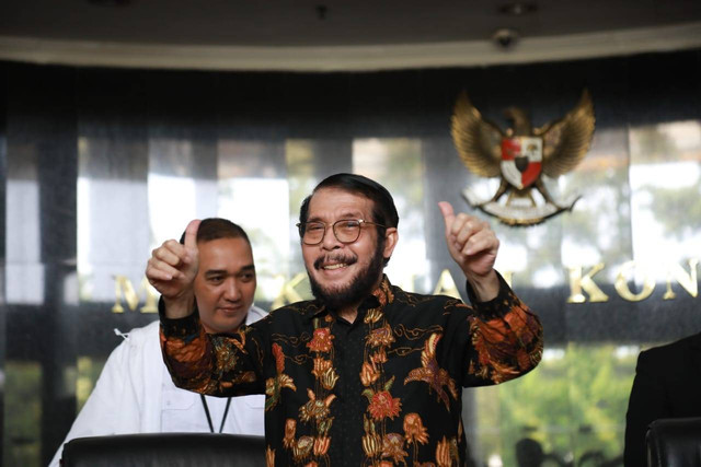 Hakim Mahkamah Konstitusi (MK) Anwar Usman menggelar konferensi pers setelah dicopot dari Ketua MK setelah terbukti melakukan pelanggaran etik di gedung MKRI, Jakarta, Rabu (8/11/2023). Foto: Aditia Noviansyah kumparan