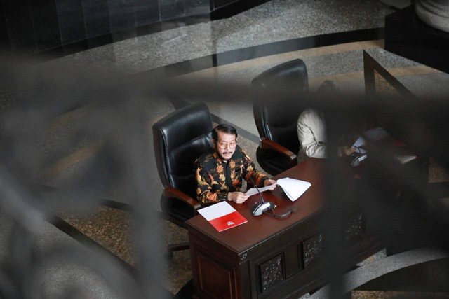 Hakim Mahkamah Konstitusi (MK) Anwar Usman menggelar konferensi pers setelah dicopot dari Ketua MK setelah terbukti melakukan pelanggaran etik di gedung MKRI, Jakarta, Rabu (8/11/2023). Foto: Aditia Noviansyah kumparan