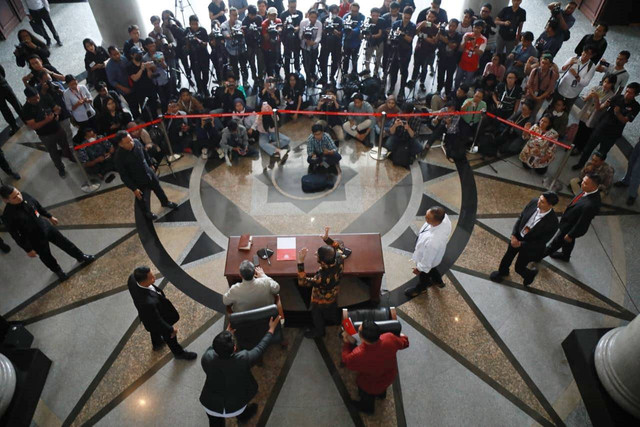 Hakim Mahkamah Konstitusi (MK) Anwar Usman menggelar konferensi pers setelah dicopot dari Ketua MK setelah terbukti melakukan pelanggaran etik di gedung MKRI, Jakarta, Rabu (8/11/2023). Foto: Aditia Noviansyah kumparan