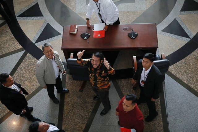 Hakim Mahkamah Konstitusi (MK) Anwar Usman menggelar konferensi pers setelah dicopot dari Ketua MK setelah terbukti melakukan pelanggaran etik di gedung MKRI, Jakarta, Rabu (8/11/2023). Foto: Aditia Noviansyah kumparan