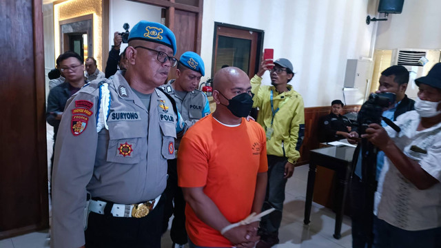 Polresta Sleman menampilkan KBA (36), pria yang menganiaya pekerja cucian mobil di Maguwoharjo, Depok, Sleman, Rabu (8/11/2023). Foto: Arfiansyah Panji Purnandaru/kumparan