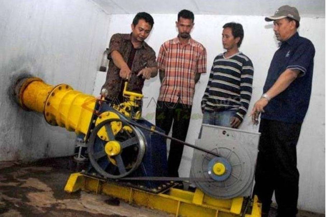 Aksi Sosial Telkom Bersama ITS Bangun Pembangkit Listrik TenagaMikro Hidro bagi Warga Kampung Tlocor Banyuwangi. Foto: Telkom